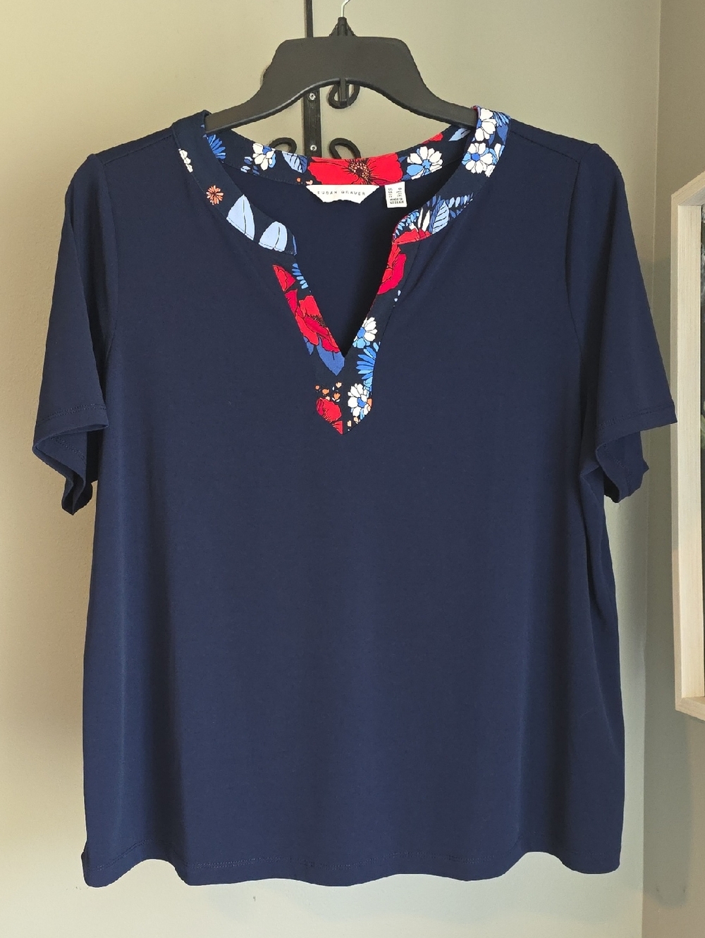 Susan Graver Navy Short Sleeve V‑Notch Tee with Red & Blue Floral Trim Size 1X